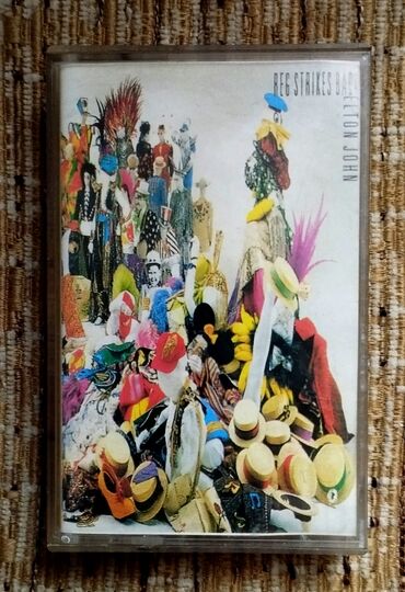 Kasete, CD i DVD: 4 originalne kasete Elton John (Very Best + Reg Strikes Back) — 5