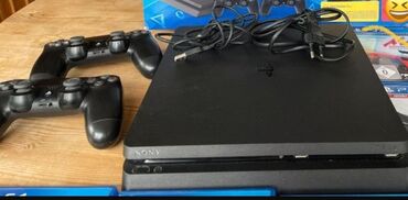 PS4 (Sony Playstation 4): Нудиm овај веома добро очуван Плаистатион 4 са 2 контролера. Ту су и 2