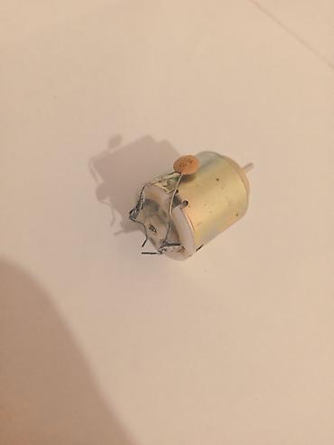 ucuz su: Kiçik ölçülü elektrik mühərriki (DC motor). Silindrik metal gövdəyə — 1