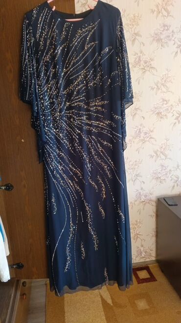 танцевальные группы на свадьбу: Zərif gecə geyimi – tünd göy rəngdə, uzun modellidir. Yüngül