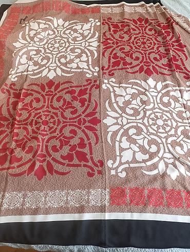 Шарфы, палантины: Шелковый платок с узором. Отличается изысканным дизайном с — 5