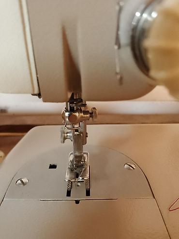 Klasične šivaće mašine: Šivaća mašina Adlerette sa koferom - Kompaktna električna šivaća — 5