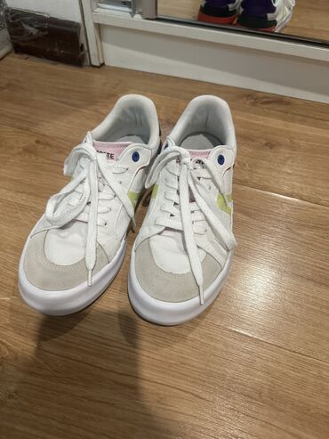 Кроссовки и спортивная обувь: Продаю обувь Lacoste оригинал б/у в хорошем состоянии, размер 38 цена