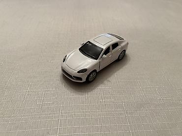 Oyuncaqlar: Ağ rəngli metal oyuncaq maşın – sedan tipli idman üslubunda model — 1