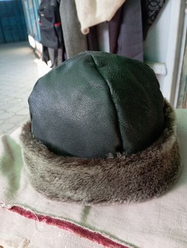 норка ушанка: Зимняя шапка-ушанка с верхом из искусственной кожи черного цвета и