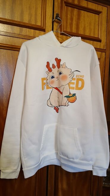 желтые мужские футболки: Ağ rəngli kapüşonlu svitşot. Ön hissəsində şirin cizgi pişiyi və “F…ED