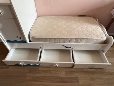 dəridən uşaq pinetkaları: Oğlan və qız üçün, Çarpayı, Bazasız, Matras ilə, Siyirməli