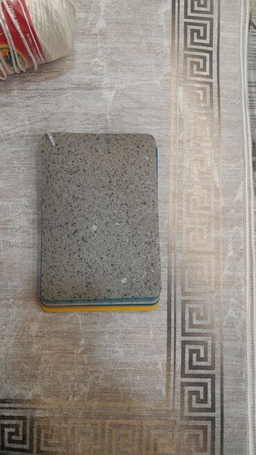 Süni güllər: Müxtəlif rənglərdə və teksturalarda mövcud olan döşəmə nümunələrinin — 9