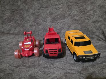 Oyuncaqlar: Uşaq oyuncaqları paketi – müxtəlif fiqurlar və aksesuarlar Tərkib: - — 9