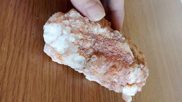 Kristali i minerali: Prirodni mineralni uzorak sa raznim bojama, uključujući plave, zelene — 14
