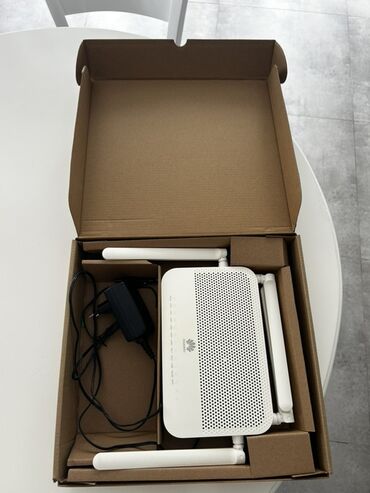 ikinci əl soyuducular: Huawei Wi‑Fi router Xüsusiyyətlər: - 4 ədəd xarici antenna – daha