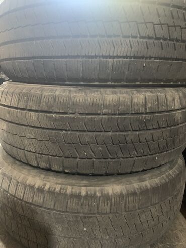 шины р: Комплект из трех автомобильных шин размера 205/60R16. Рисунок