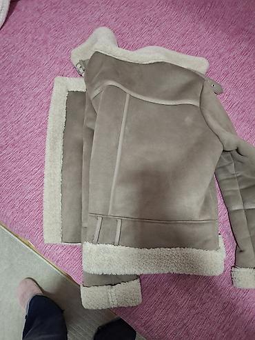 stradivarius sorc: Ženska jakna “The Iconic Jacket” (etiketa vidljiva na slici). Model u — 4