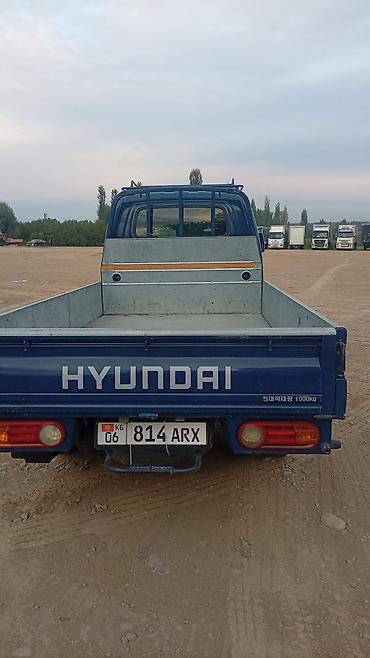 тесла модел с: Hyundai Porter II — компактный бортовой грузовик синего цвета — 3