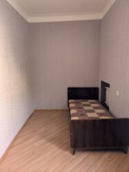 Uzunmüddətli kirayə mənzillər: Bakixanov qəsəbəsi(Razin),Kristal şadlıq sarayın yanında,1/3 binada — 3