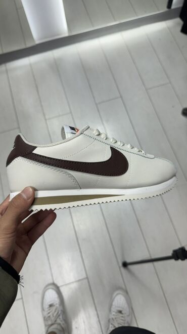 розовые кроссовки: Мужские кроссовки, 42, Nike, Новый, цвет - Бежевый, Самовывоз, Платная доставка