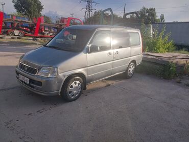 крыло нексия 1: Минивэн Honda Stepwgn серебристого цвета, оборудованный просторным