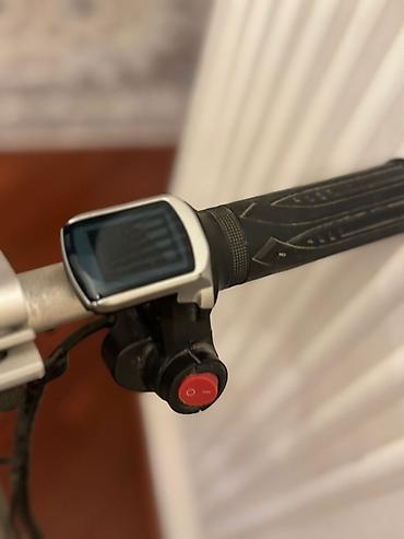 Электротранспорт: Elektrik skuter Xüsusiyyətləri: - Sükan hissəsində rəqəmsal displey — 2