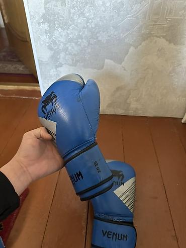 Перчатки: Набор для бокса/единоборств в синем цвете: - Перчатки Venum, вес 12 — 9