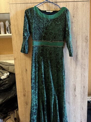 Ziyafət donları: Zərif ziyafət geyimləri – 2 ədəd 1) Yaşıl-qara uzun don - Parlaq — 2