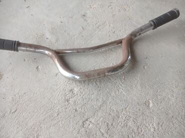 velosiped oturacagi: Velosiped sükanı paslı metal səthə malikdir və qara rezin tutacaqları