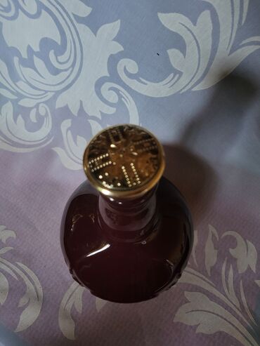 Čaše: Flasa za pice,nova,vintaz dihtujuca porcelanska. Flasa bordo boje,sve — 6