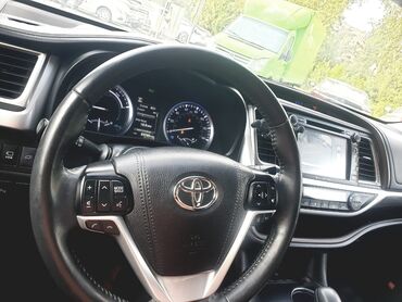 фотохромные очки: Автомобиль Toyota Highlander белого цвета, оснащенный черным кожаным