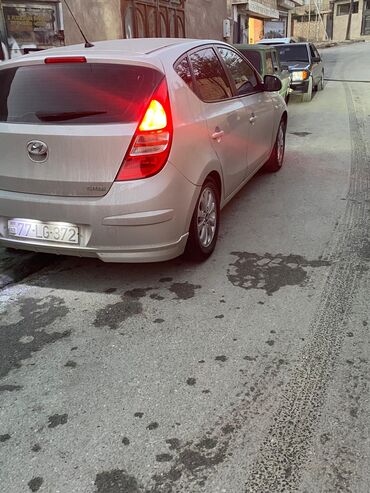 Hyundai: Hyundai i30 CRDi, gümüşü rəng, hetçbek kuzov. Xüsusiyyətlər: - Dizel — 6