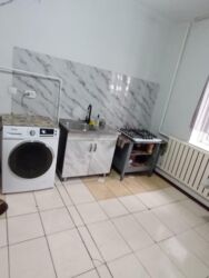 срочно продаётся 1 комнатная квартира в районе ошского рынка по улице молодая гвардия токтогула: 30 кв. м, Эмереги менен