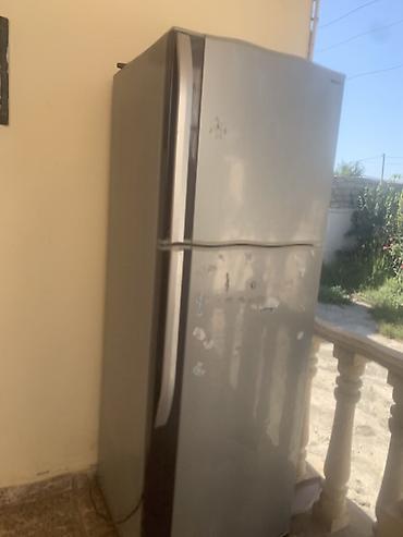 İki qapılı soyuducu (yuxarıda dondurucu, aşağıda soyuducu bölmə)