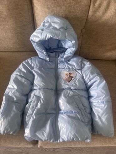 детское пальто на девочку: Продается курточка для девочки 6-7 лет, рост 130 см, состояния