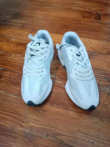Patike: New balance 327 patike

Novo
Brojevi 36 do 46

fb Moja Kupovina 1 — 4