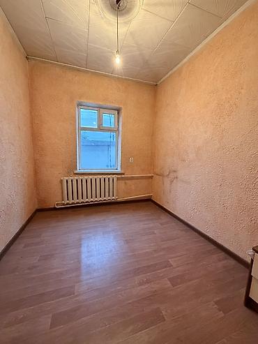 Продажа коттеджей и домов: Продаётся хозяйственный участок с навесом и постройками, и дом. - — 8
