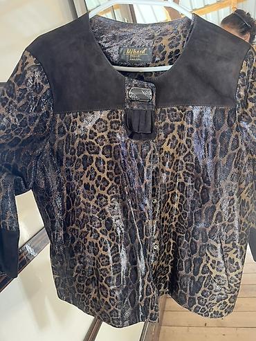 leopard: Leopard naxışlı qadın üst geyimi. Model qəhvəyi-qara tonlarda parlaq — 1