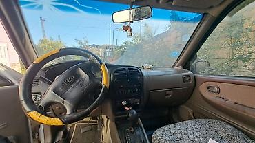 sportage: Kia Sportage 4WD, benzin, avtomat ötürmə. Ağ/göyərti rəng çaları ilə — 3
