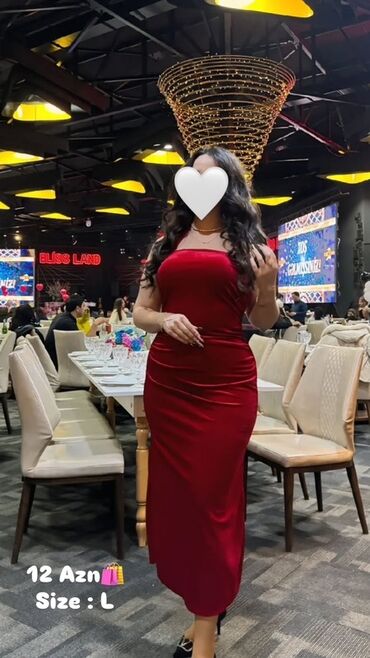 Пиджаки: Qırmızı rəngli, straples dizayna malik, bədənə oturan uzun