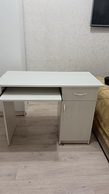 Компьютерные столы: Компактный компьютерный стол в светлом дубовом оттенке. Использовали — 5