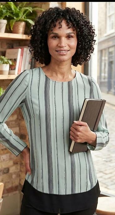 Ženska bluza sa prugama – elegantan poslovno‑ležeran stil - Model