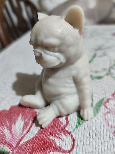 primark stranger things: Dekorativna figurica – sedenje šteneta (verovatno buldoga), izrađena u — 2