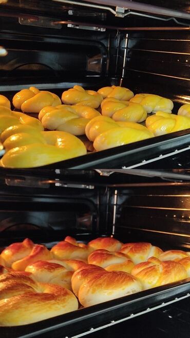 Выпечка, хлебобулочные изделия: Сосиски в тесте, свежая выпечка из пекарни. - Румяная, глянцевая — 8