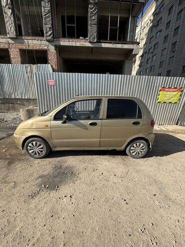 зеркала продаю: Компактный городской хэтчбек золотистого цвета. Особенности и