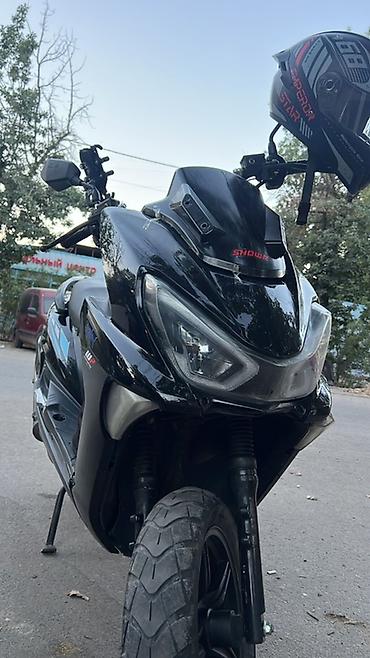t max: Скутер городского типа, черный, с агрессивным дизайном пластика и — 1