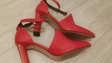 Туфли: 1. Богато и стильно. Красно-малиновый цвет насыщенный .на ноге — 5