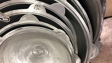 Казаны: Алюминиевые казаны и чугунные плиты для очага/мангала. Описание: - — 8