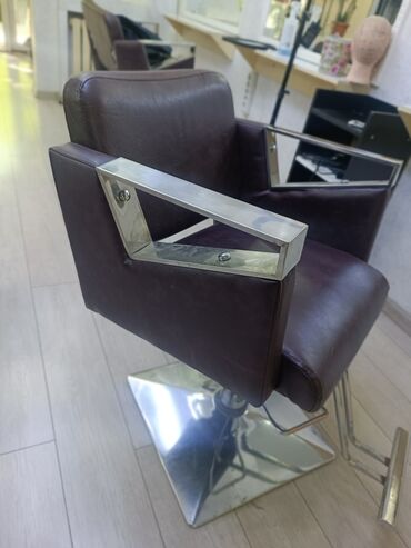 Салонные кресла: Продаю парикмахерские кресла 4шт . 30000сом