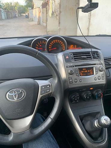 Унаа сатуу: Toyota Verso: 2009 г., 2 л, Кол менен иштөөчү, Дизель, Вэн/Минивэн — 3