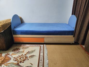 кровать с шухлядами: Продаю кровать односпальная, 1,80м две полки снизу, кровать на