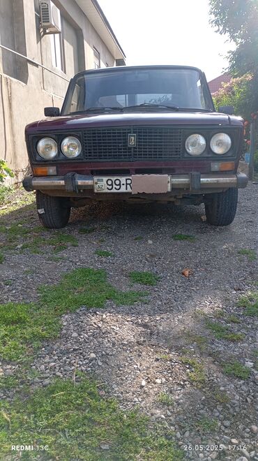 VAZ (LADA): Qırmızı rəngli, klassik dizaynlı Lada avtomobili. Avtomobilin ön