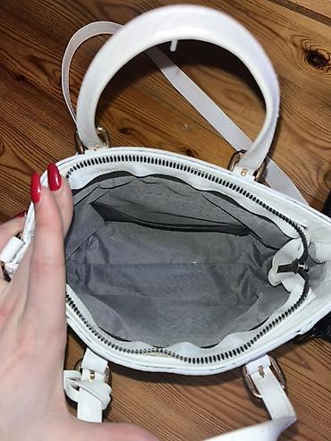 asus canta: Guess qadın çantası – ağ rəng, all-over loqo printli. Xüsusiyyətlər — 3