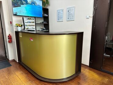 кресло для зала: Продаю ресепшн. В длину 2м, высота 1,2м в отличном состоянии